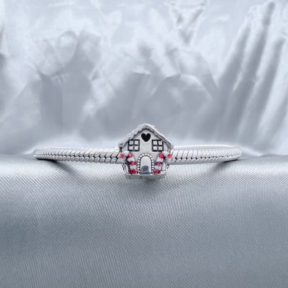 Pandora Christmas Gingerbread House Charm - Picture 1 of 5